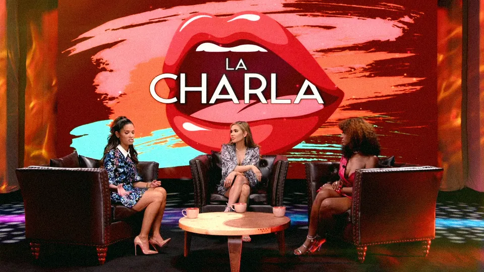 Wide shot of Amara La Negra, Rocsi Diaz and Marycarmen Lopez on the La Charla set